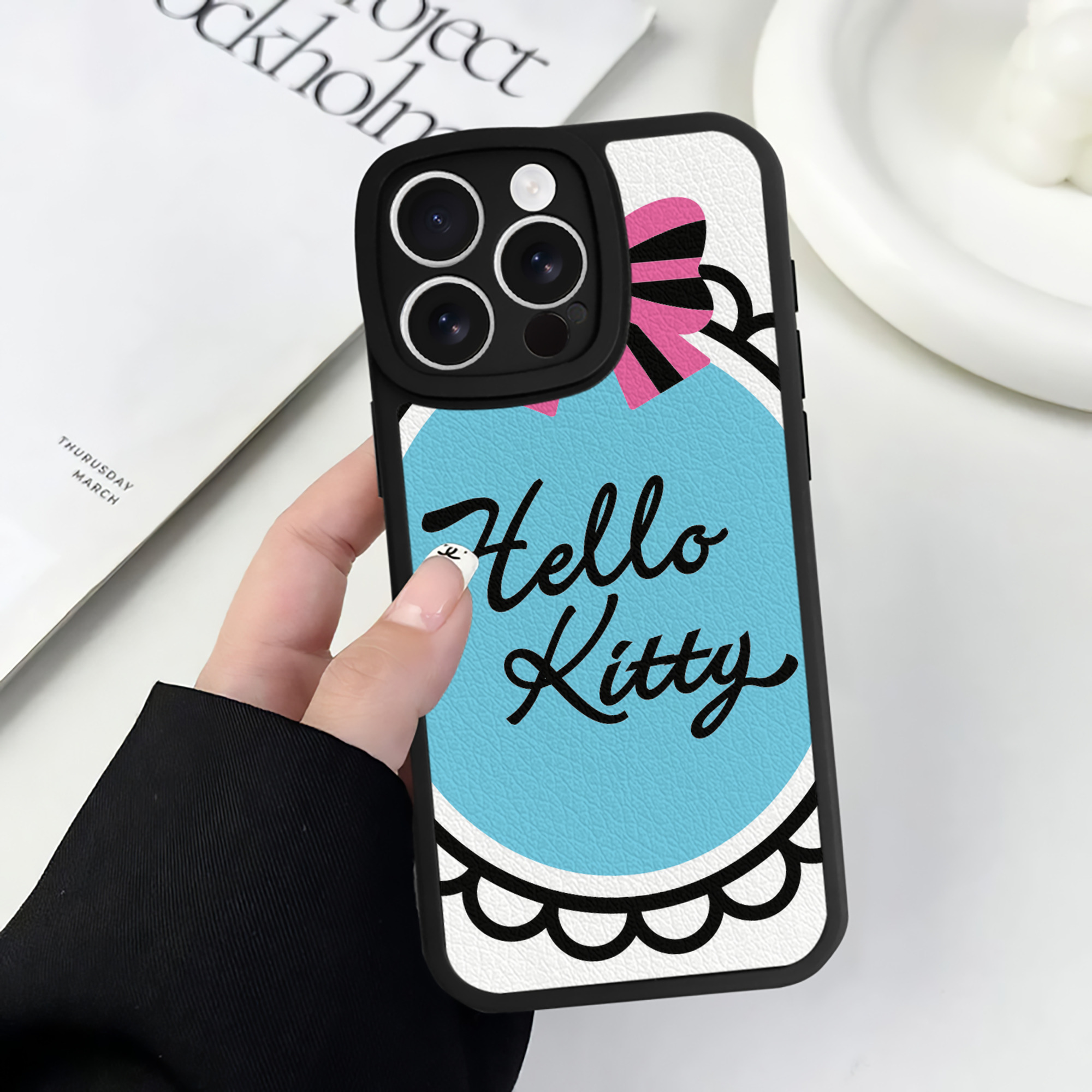 （画像用） Hello Kitty ハローキティ 【iPhone 16シリーズ対応】シリコンスマホケース（レザー調） 材質：シリコン